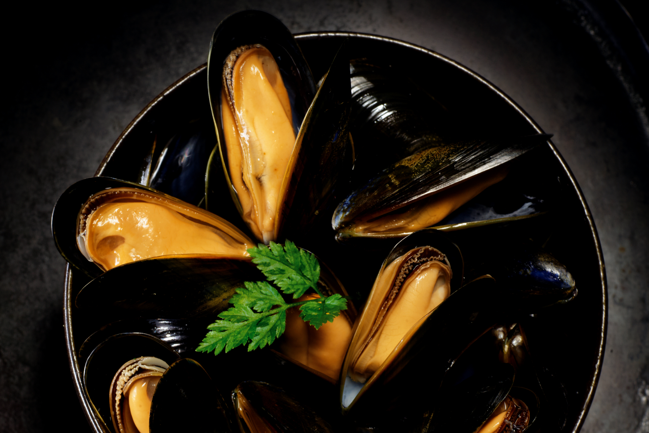 Poêle noire avec cuisson de persil, moules marinées de haute qualité